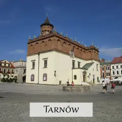Rynek w Tarnowie z ratuszem i kamienicami. Wspaniałe tarnowskie atrakcje czekają na odkrycie.