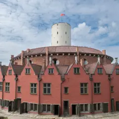 Okazała twierdza z czerwoną, pierścieniową zabudową i białym, okrągłym donżonem. Nietypowe atrakcje Gdańska czekają!