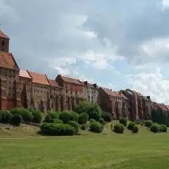 Grudziądz atrakcje: imponująca panorama spichlerzy nad Wisłą, z charakterystyczną wieżą zamkową.