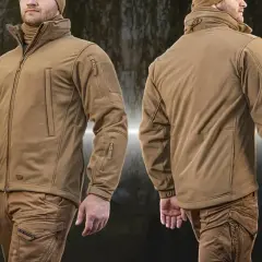 Męska kurtka taktyczna z materiału softshell w kolorze piaskowym, z licznymi kieszeniami i rzepami.