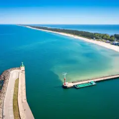 Władysławowo atrakcje: molo, latarnia morska i plaża nad Bałtykiem. Widok z lotu ptaka na port i piaszczyste wybrzeże.