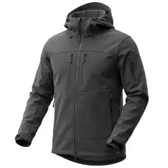 Szara kurtka softshell z kapturem i licznymi kieszeniami. Czy softshell jest nieprzemakalny? Ten model zapewnia ochronę przed deszczem.