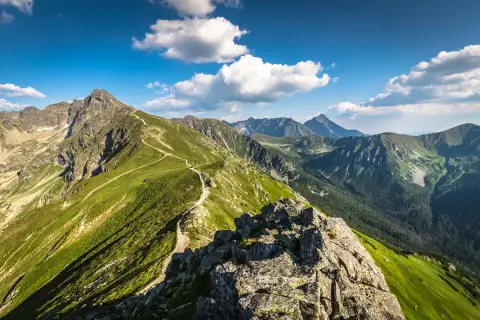 Widok na pasmo górskie z krętymi ścieżkami. To idealne miejsce na fajne trasy z Kuźnic, oferujące zapierające dech w piersiach widoki.