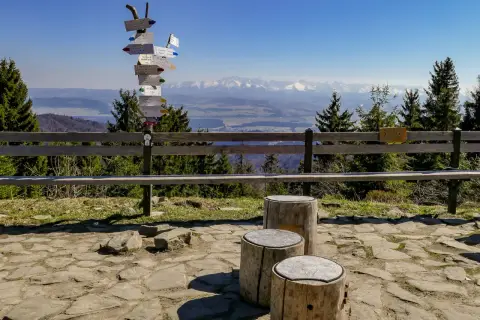 Słup z drogowskazami turystycznymi w pobliżu parkingu na Turbaczu. W tle piękne widoki na Tatry.