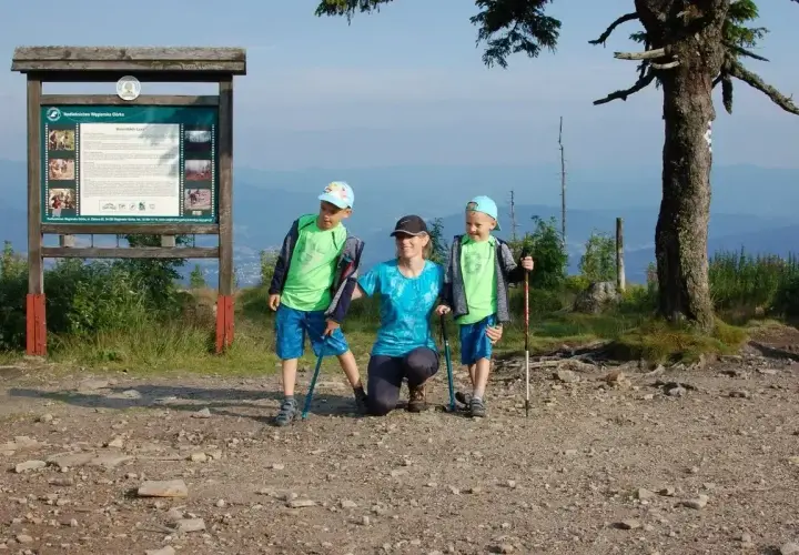 Rodzina na szczycie Baraniej Góry. Mama z dwoma synami, gotowi do dalszej wędrówki.