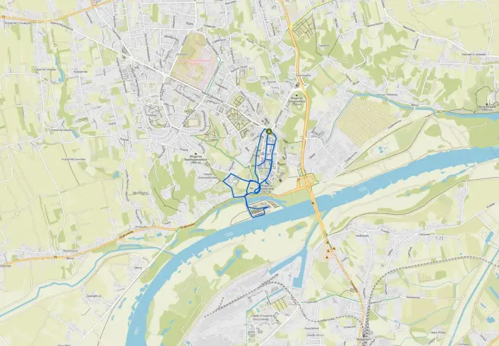 Mapa Sandomierza z zaznaczoną trasą spacerową. Odkryj sandomierz atrakcje, spacerując po malowniczych wzgórzach i uliczkach.
