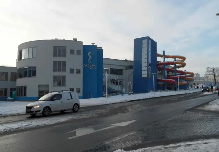 Nowoczesny aquapark w Żorach z kolorowymi zjeżdżalniami i charakterystycznym logo "AQUA RION".