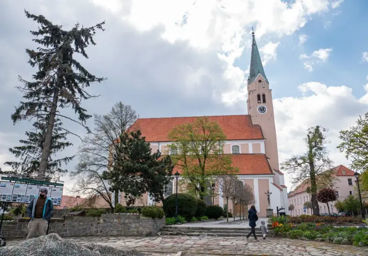 Spacer po rynku w Sobótce. Kościół, drzewa i kwiaty tworzą urokliwe **sobótka atrakcje**.