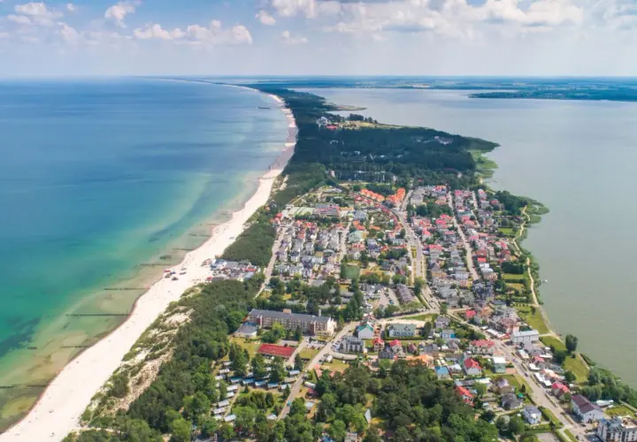 Mielno atrakcje: malownicze widoki na plażę, morze i jezioro Jamno. Urokliwe miasteczko z kolorowymi domkami i zielonymi terenami.
