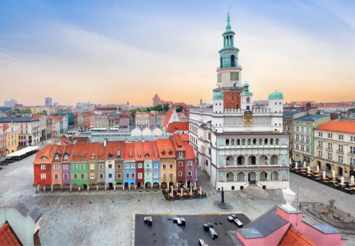 Poznański Rynek, jeden z największych rynków w Polsce, z kolorowymi kamieniczkami i renesansowym ratuszem.