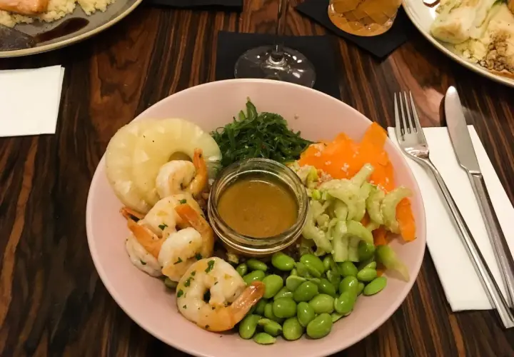 Kraków gdzie zjeść tanio i dobrze? Ta miska z krewetkami, ananasem, edamame i warzywami to dowód, że można!