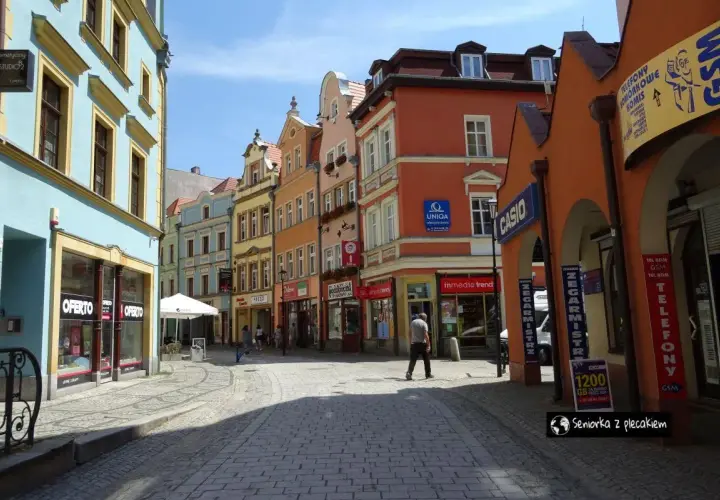 Kolorowe kamienice i brukowana ulica tworzą urokliwy zakątek, idealny do odkrywania **Jelenia Góra atrakcje**.