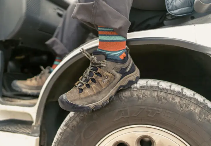 Buty trekkingowe Keen na oponie terenowej. Keen co to za firma? To marka obuwia outdoorowego, idealna na przygody.