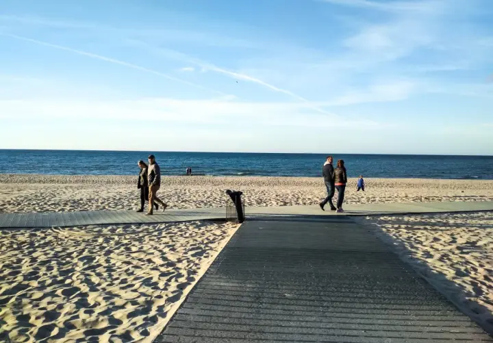 Spacer po plaży we Władysławowie, idealne miejsce na rodzinne atrakcje dla dzieci.
