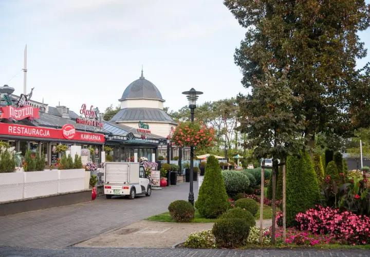 Urokliwe międzyzdroje atrakcje: restauracje, kawiarnie i zadbane tereny zielone tworzą przyjemną atmosferę.