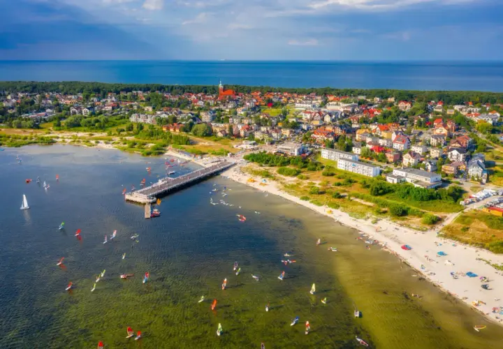 Jastarnia atrakcje: wiatrówki i żaglówki na Zatoce Puckiej, molo, plaża i urokliwe domki.