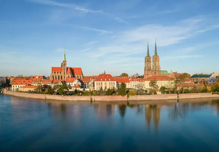 Panorama Ostrowa Tumskiego we Wrocławiu z katedrą i kościołem. Idealne miejsce na darmowe atrakcje Wrocław!