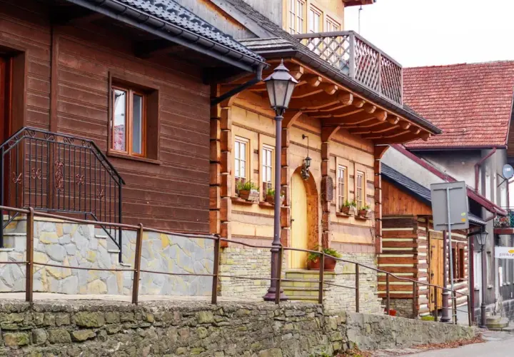 Drewniane domy i kamienne murki tworzą urokliwy krajobraz. Odkryj lanckorona atrakcje i poczuj klimat tego miejsca.