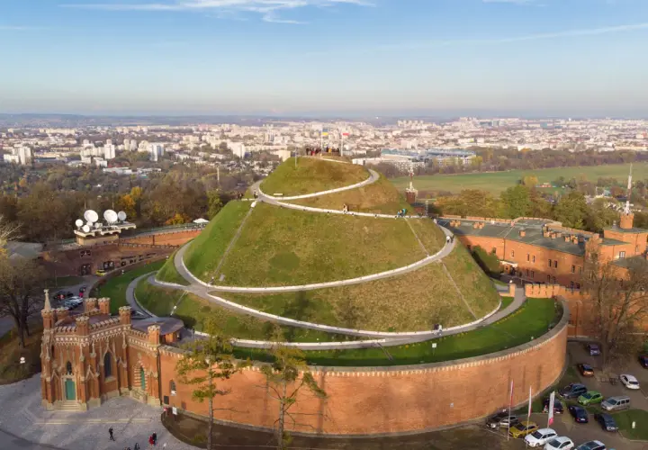 Kopiec Kościuszki, jedna z głównych atrakcji Krakowa, z krętymi ścieżkami i widokiem na miasto.
