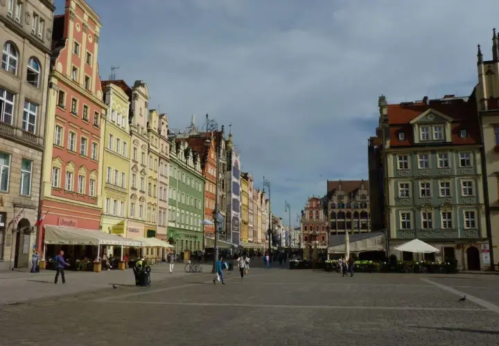 Kolorowe kamienice na Rynku we Wrocławiu, idealne na spacer z przewodnikiem.