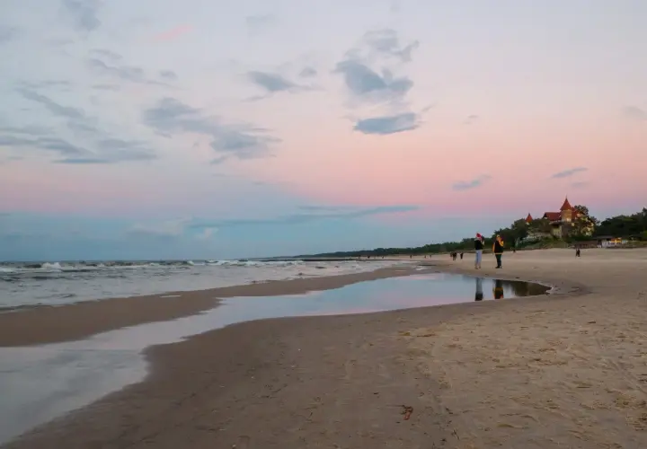 Zachód słońca nad morzem w Łebie. Piękne łeba atrakcje, plaża, zamek i spacerowicze.