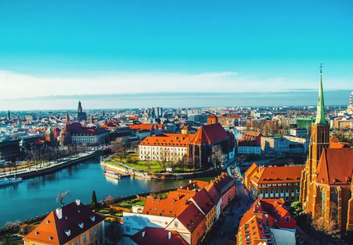 Wrocławski widok z lotu ptaka, rzeka Odra i zabytkowe budowle. To jeden z najpiękniejszych miast w Polsce.