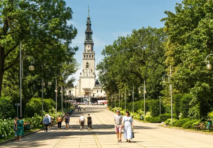 Aleja prowadząca do Jasnej Góry, jednej z głównych **częstochowa atrakcje**. Spacerują nią pielgrzymi i turyści.