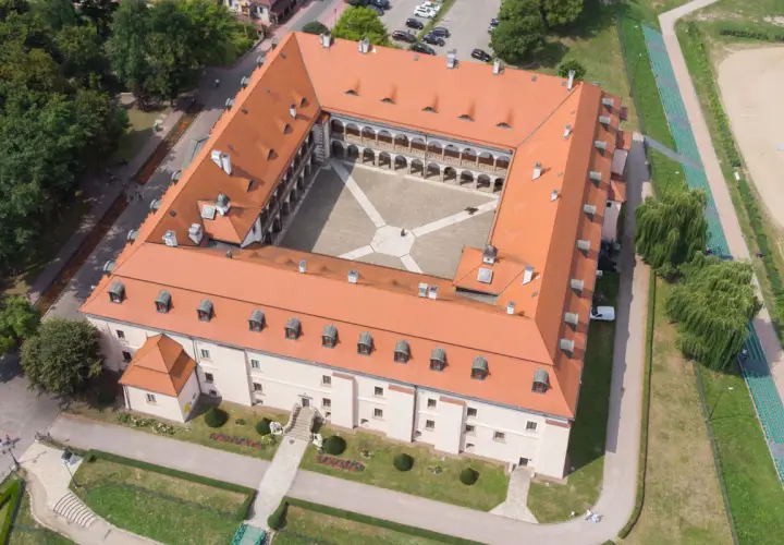 Zamek Królewski w Niepołomicach, z dziedzińcem i arkadowymi krużgankami, to jedna z głównych atrakcji regionu.