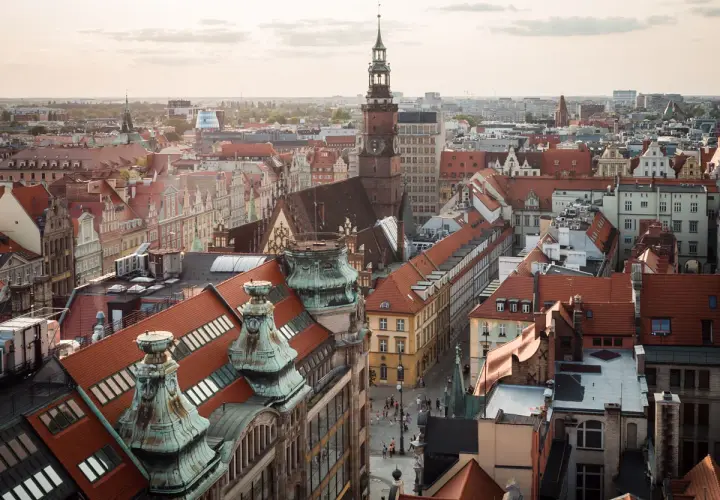 Widok na wrocławskie kamienice i wieżę ratuszową. Odkryj wrocław atrakcje z lotu ptaka.