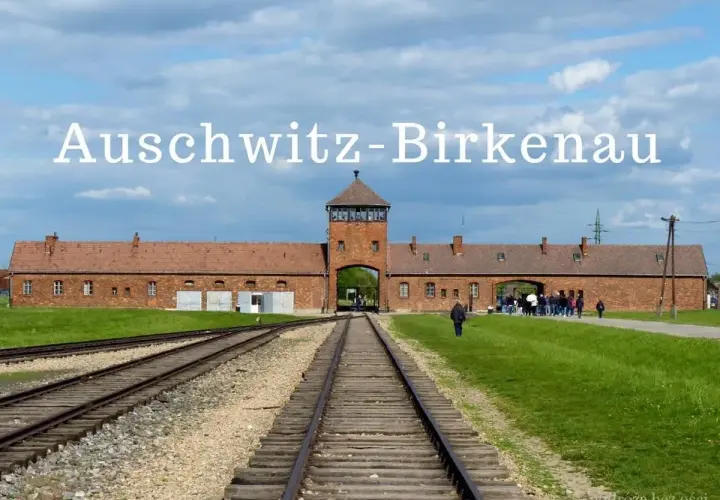 Brama wjazdowa do Auschwitz-Birkenau z torami kolejowymi prowadzącymi do obozu.