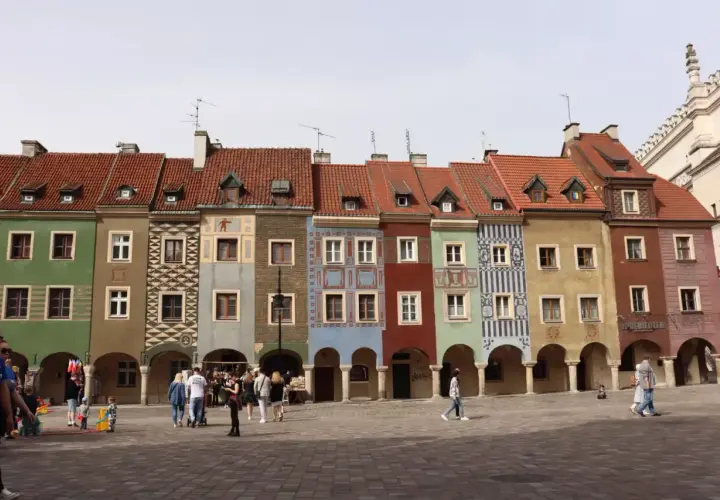 Kolorowe kamienice na Starym Rynku w Poznaniu, jedne z głównych poznańskich atrakcji, zachwycają turystów.