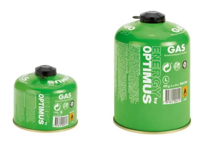 Dwa zielone rodzaje kartuszy gazowych Optimus Energy, jeden mniejszy (230g) i jeden większy (450g), z napisem "GAS" i mieszanką gazów.
