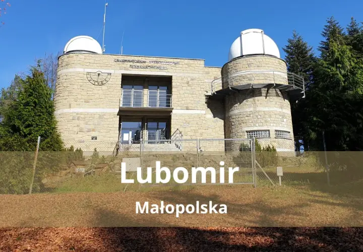 Obserwatorium astronomiczne na szczycie Lubomir w Beskidzie Makowskim. Kamienna budowla z kopułami, otoczona drzewami.