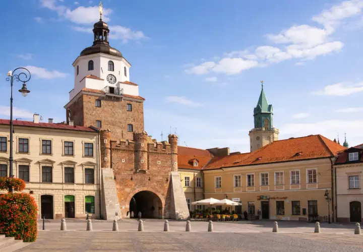 Brama Krakowska i Rynek Starego Miasta w Lublinie. Idealne miejsca, by zobaczyć historię miasta.