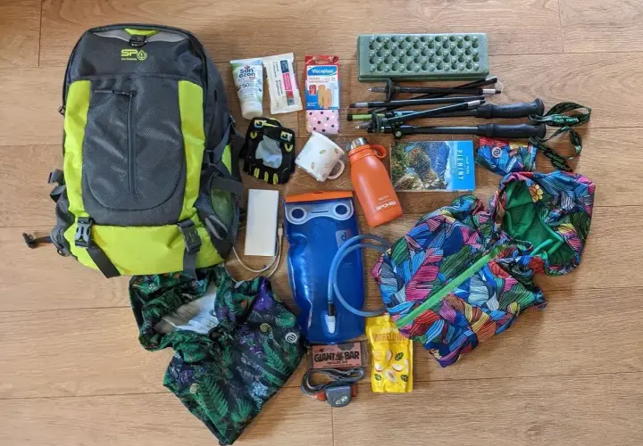 Plecak, kijki trekkingowe, bidon, krem z filtrem, plastry i powerbank – to wszystko, co zabrać w góry latem.