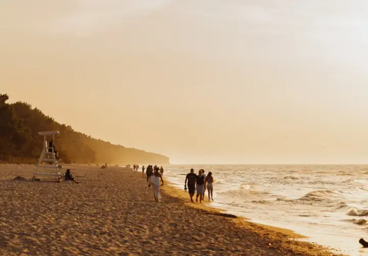 Spacerem po plaży w Pobierowie, podziwiając zachód słońca. To jedna z głównych atrakcji tego miejsca.