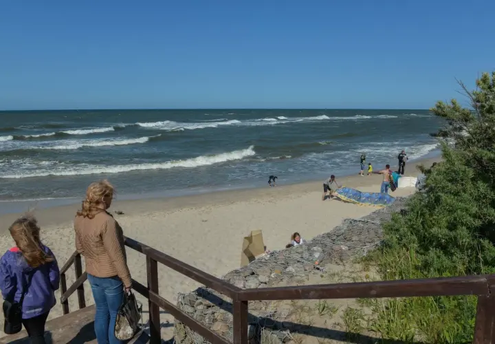 Rodzina na plaży, fale na morzu. Jastrzębia Góra atrakcje to piękne widoki i wypoczynek nad Bałtykiem.