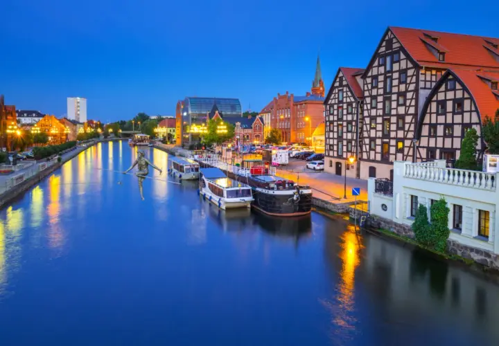 Bydgoszcz atrakcje: rzeka Brda, statki, zabytkowa zabudowa i słynny siłaczek na linie. Wieczorny klimat miasta.