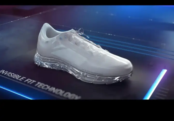 Biały but sportowy z przezroczystą podeszwą, z widocznym napisem GORE-TEX membrane. Technologia Invisible Fit.