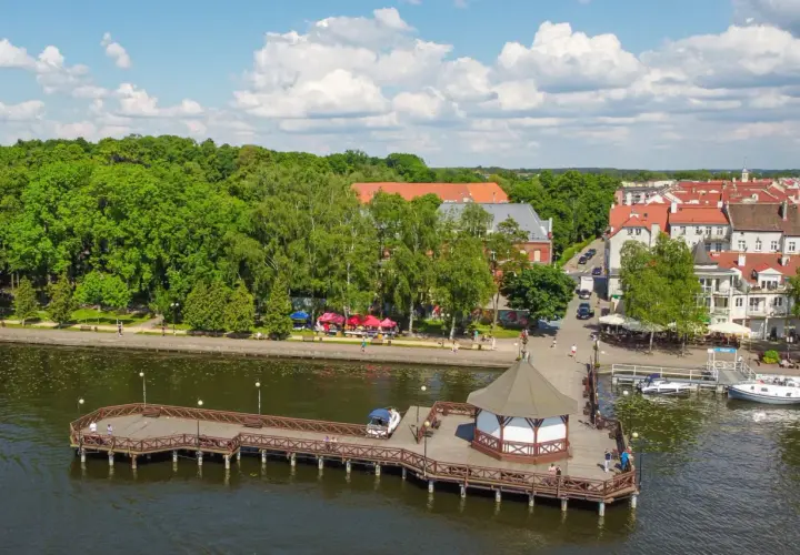Idealne miejsce, gdzie na wakacje z dziećmi: malownicze miasteczko nad jeziorem z promenadą, molo i zielonymi terenami.