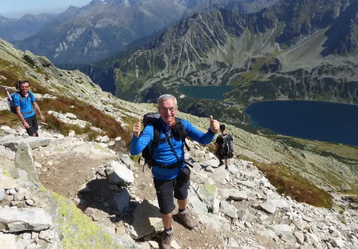 Wspaniały widok na Tatry z Kozi Wierch. Czas przejścia minął, a turyści cieszą się pięknem gór.