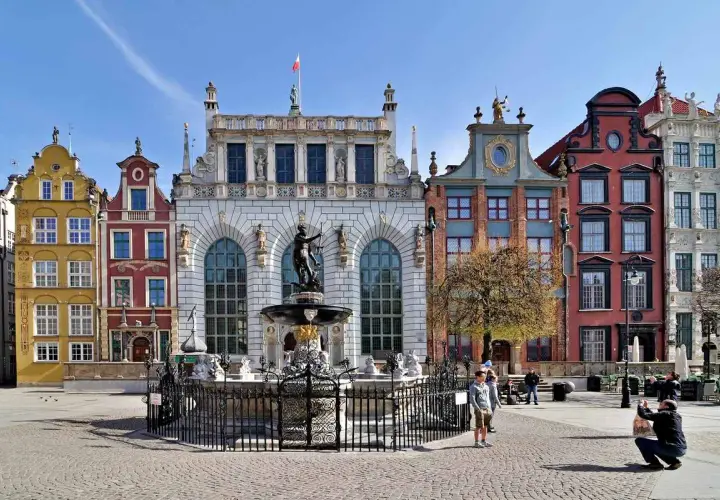 Fontanna Neptuna i kolorowe kamienice na Długim Targu. Gdańsk atrakcje dla młodzieży to spacer po tym historycznym miejscu.