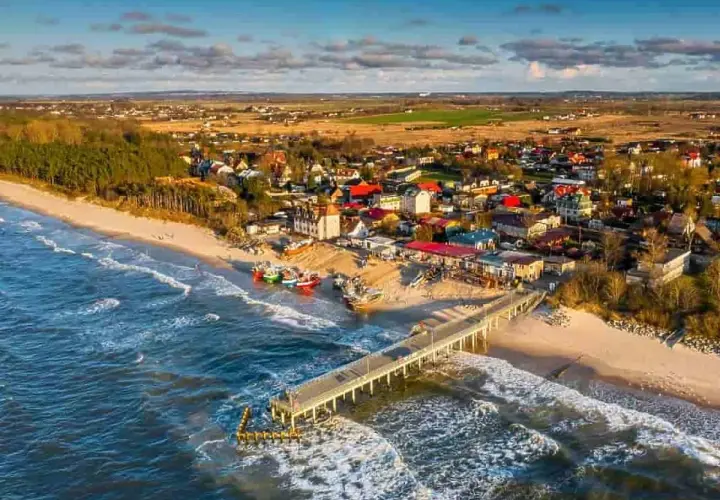 Idealne miejsce, gdzie nad morze z dzieckiem. Widok na plażę, molo i urokliwe nadmorskie miasteczko.
