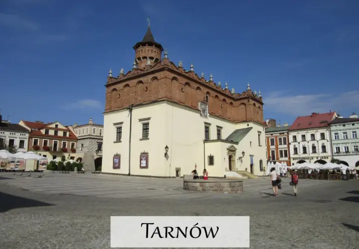 Rynek w Tarnowie z ratuszem i kamienicami. Wspaniałe tarnowskie atrakcje czekają na odkrycie.