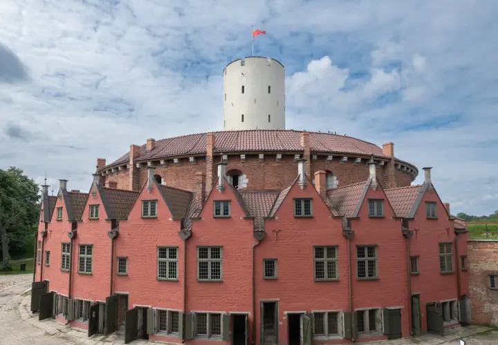 Okazała twierdza z czerwoną, pierścieniową zabudową i białym, okrągłym donżonem. Nietypowe atrakcje Gdańska czekają!
