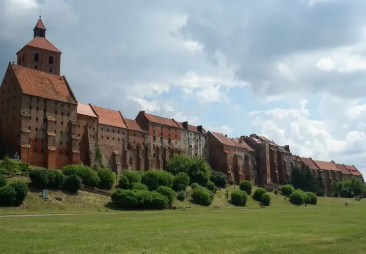 Grudziądz atrakcje: imponująca panorama spichlerzy nad Wisłą, z charakterystyczną wieżą zamkową.