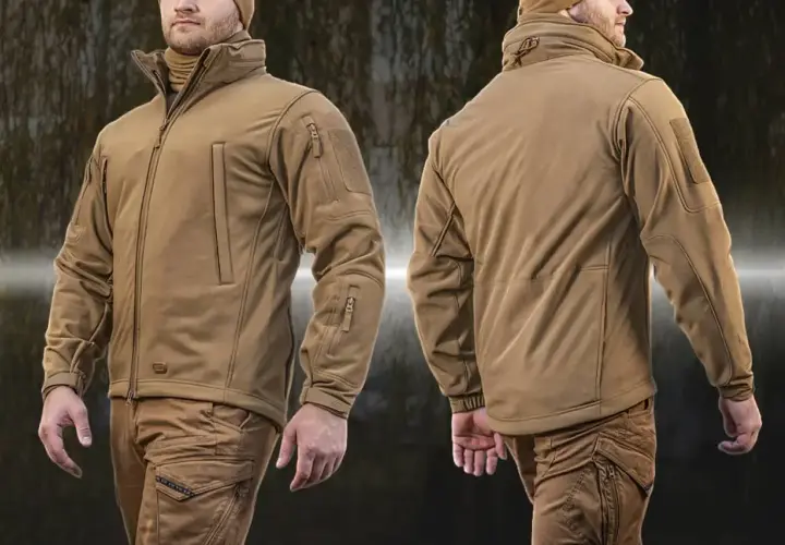 Męska kurtka taktyczna z materiału softshell w kolorze piaskowym, z licznymi kieszeniami i rzepami.