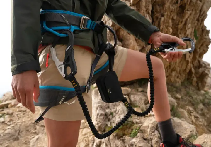 Wspinacz w uprzęży Salewa, gotowy do akcji. Salewa co to za firma? To marka sprzętu outdoorowego, która zapewnia bezpieczeństwo w górach.