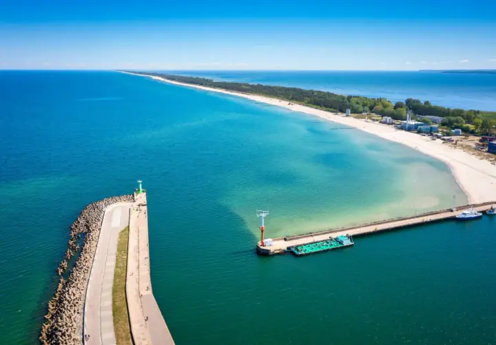 Władysławowo atrakcje: molo, latarnia morska i plaża nad Bałtykiem. Widok z lotu ptaka na port i piaszczyste wybrzeże.