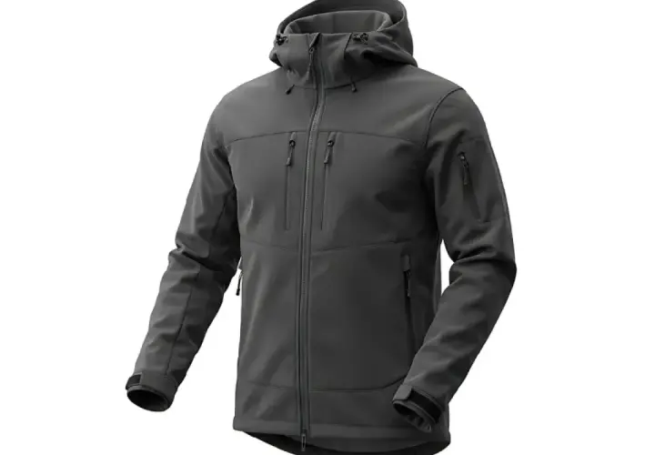 Szara kurtka softshell z kapturem i licznymi kieszeniami. Czy softshell jest nieprzemakalny? Ten model zapewnia ochronę przed deszczem.